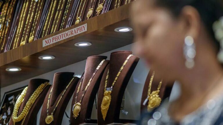 Jewelers woo Dhanteras buyers with attractive offers