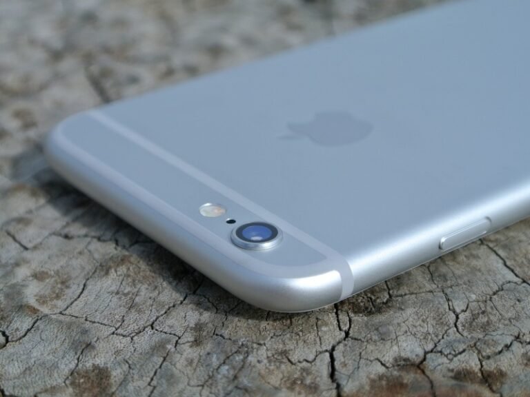 Discounts are available on iPhone 6S, Nexus 5, MacBook, Surface Pro 3 and other gadgets.