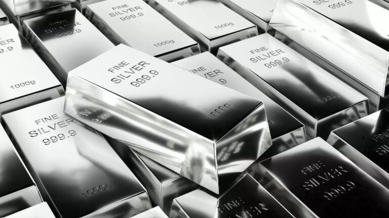 Silver Price: Silver futures decline to ₹82,801 per kg after reduced bets.