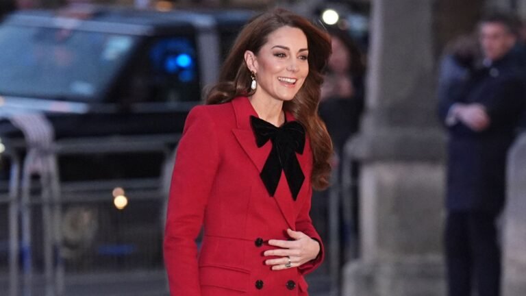 Kate arrives for annual Christmas carol service | UK News