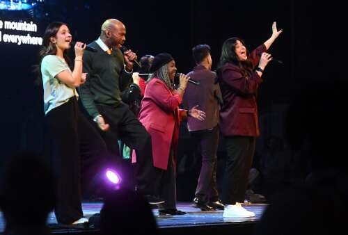 Willow Creek worshipers gather on Christmas Eve