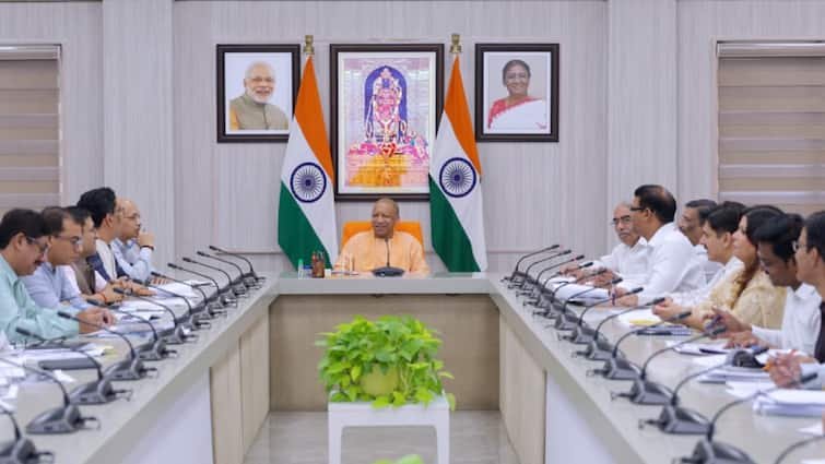 UP: CM Yogi’s big announcement, clothes and dress parks will be established in UP in the name of Sant Kabir
