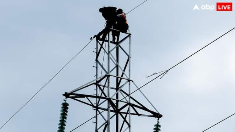 VIDEO: Lover on electric tower over the stubbornness of marriage to girlfriend, high-voltage drama for several hours