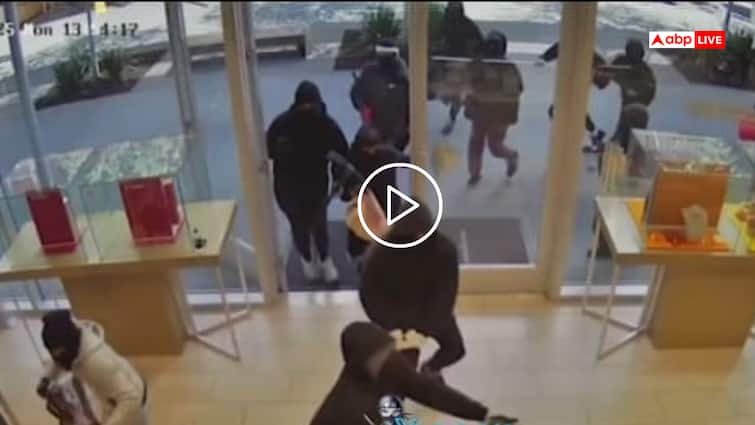 VIDEO: Millions of dollars of jewelery looted from jewelery store in broad daylight, 25 masked robbers carried out the incident, video viral