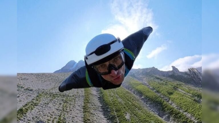 The person jumped down from the mountain, then started to do amazing act, seeing stunts, we will press the teeth and will press the finger!