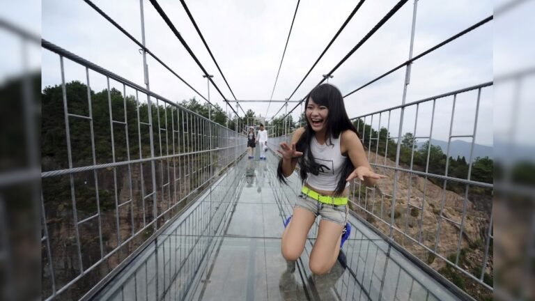 While walking, the glass bridge started moving, the soul of the people trembled, you will also tremble with fear!