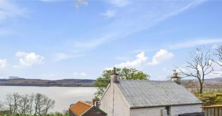 The unique house is settled on this island away from the noise of the world, which is being sold cheaply, competition to buy!