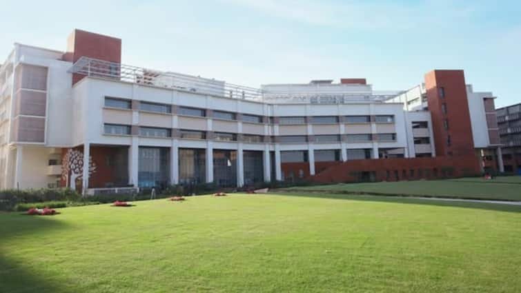 Delhi: Nonvez food banned during Navratri at South Asian University, students protested