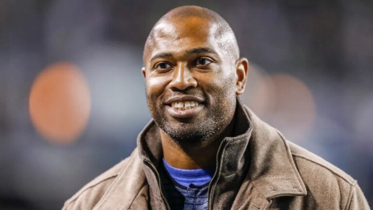 Former Seahawks star Shaun Alexander announces wife pregnant with 14th child