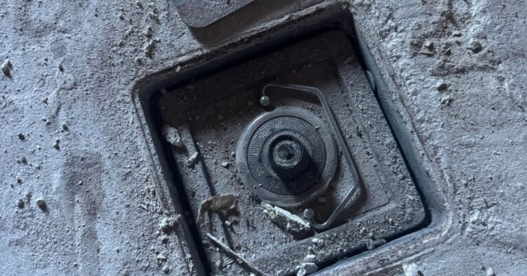The house was running in 1920, renovation, 105 years old secret found under the floor, the owner’s senses flew away!