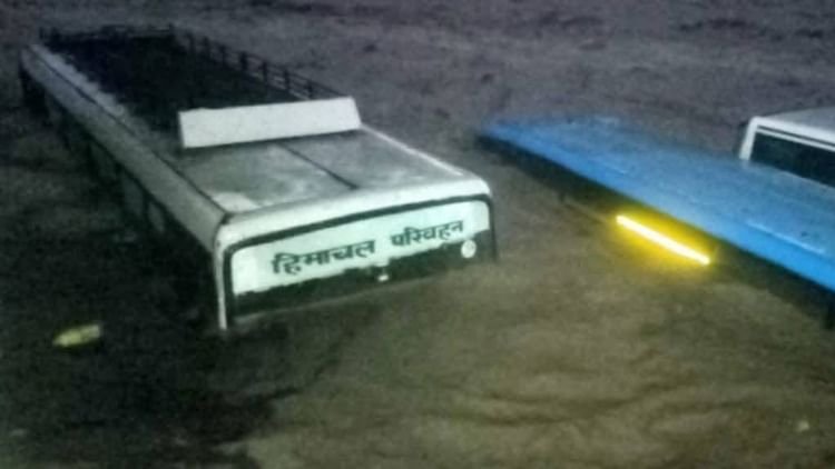 Himachal Rain: Bus Stand Down … Buses and many vehicles flowed, heavy rains created orgy in Himachal; Missing a person