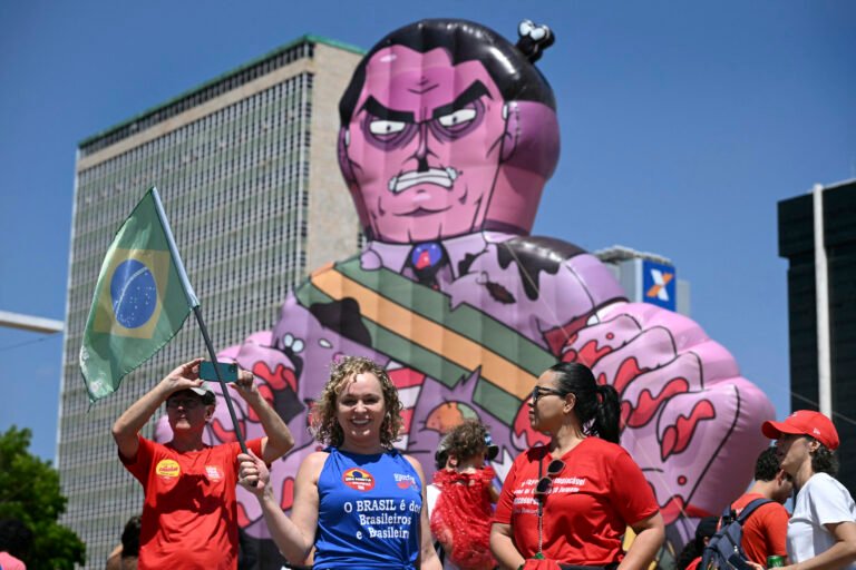 Protesters in Brazil denounce bill to pardon Bolsonaro after coup attempt | Newsfeed