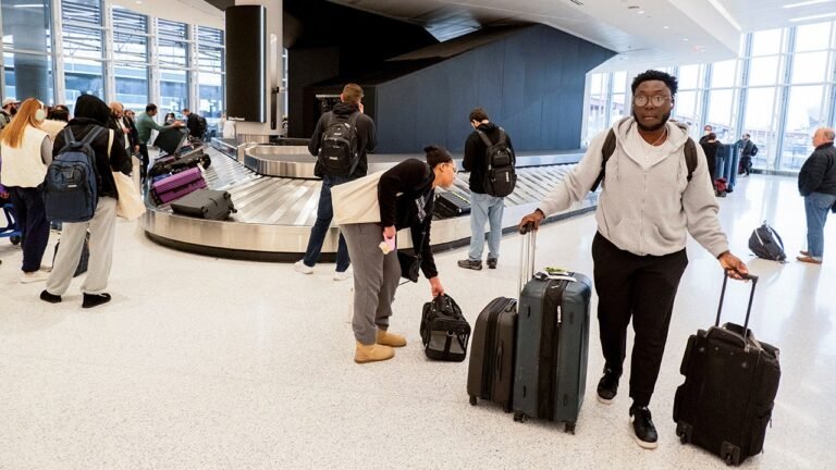 Scammers use luggage tags for fraudulent insurance claims against travelers