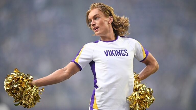 Vikings’ male cheerleaders get support from NFL pioneer