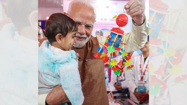 PM Narendra Modi Picks Up a Child at the Exhibition, Showers Him with a Toy and Pampers Him. – Amar Ujala Hindi News Live