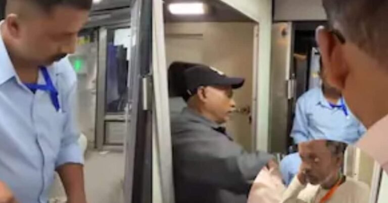 The bathroom door was closed for 6 hours, there was chaos in the train, such a view was seen as soon as it opened