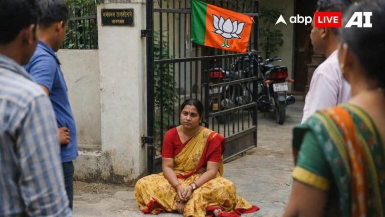 Moradabad: Woman protested at the house of former BJP Mandal President, said – exploited by promising marriage