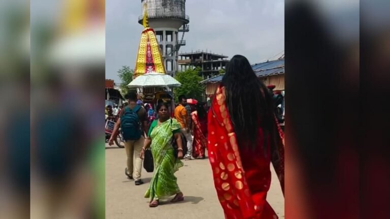 6 feet tall girl came out on the road posing as a black mother, people were surprised, the reaction of the elderly woman will win hearts!