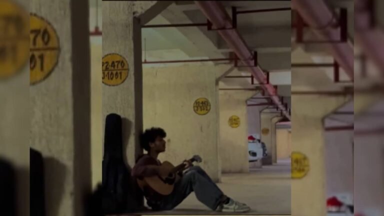 In the car parking, the boy sang Arijit Singh’s song while playing the guitar, a crowd of people started listening to his voice!