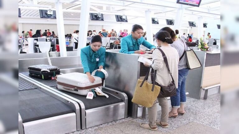 What happens to your suitcase after check-in? The man put a camera in his bag, the reality was visible!