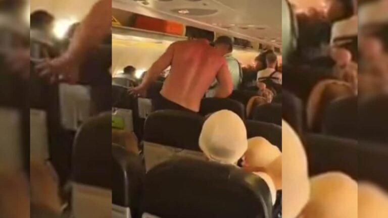 In the flight, the passenger suddenly took off his clothes, started doing strange things, people’s souls trembled after seeing the scene!