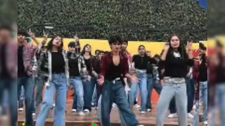 In the college farewell, the children climbed the stage and did a wonderful dance, madam also became a fan after seeing this, the video is creating a stir.