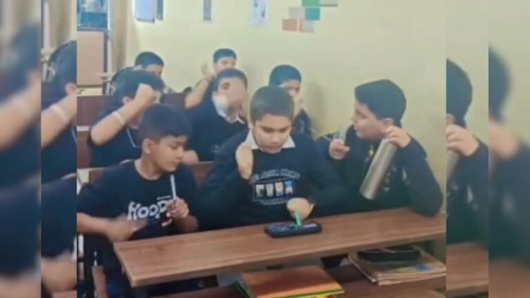 Cheers for ‘Bholenath’ echoed in the classroom, children sang Shiv Bhajan on Maha Shivratri, VIDEO is winning hearts!