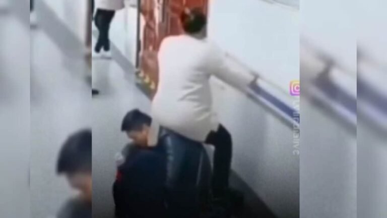 Husband became a “human chair” in a crowded hospital, supported his pregnant wife, video went viral!