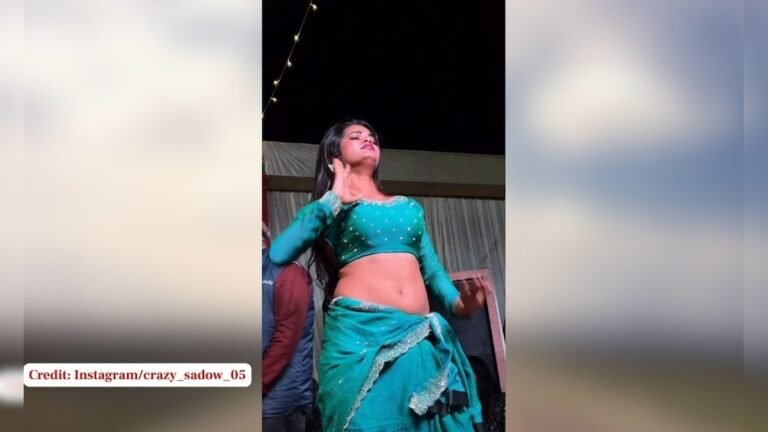 The girl danced wildly on the stage on the song ‘Chali Samiana Mein Tohre Chalte Goli’, looted the party like this!