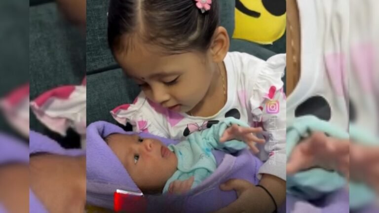 Little sister came in her lap, elder sister expressed her love by singing in a sweet voice, video went viral!