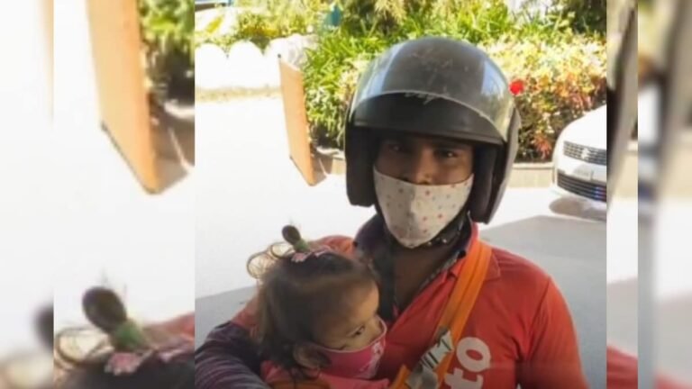 After the death of her husband, the wife started doing delivery work, delivers goods from door to door with two small children!