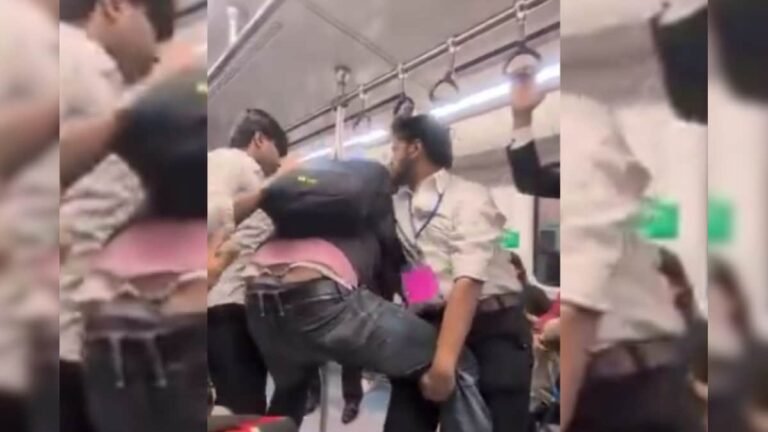 Video of Delhi Metro fight goes viral, fierce kicking and punching, people go crazy after seeing the scene!