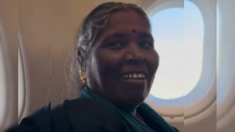 Mother and son sitting in an airplane for the first time made every moment memorable, video will make you emotional