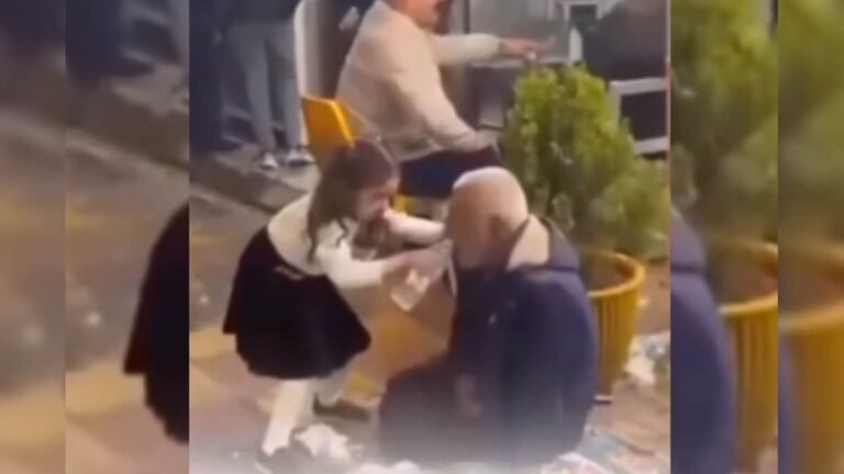 The girl silently gave water to the needy person, this small help made people emotional!