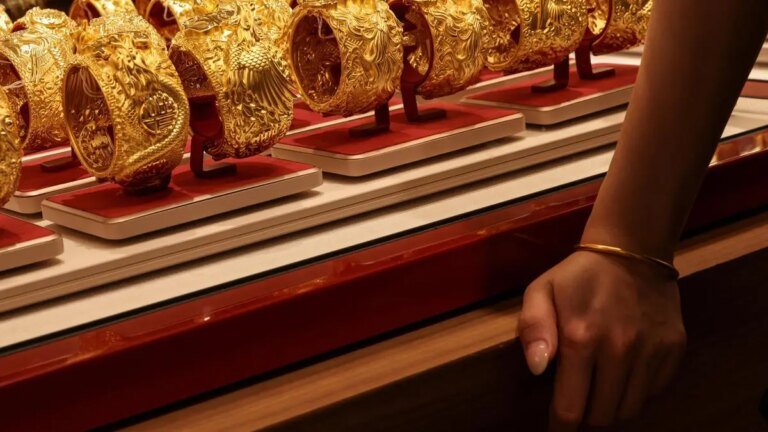 Gold Rate Today, February 6: Gold Price fall further; Check rates in Ahmedabad, Mumbai, Kolkata, Bengaluru, Delhi