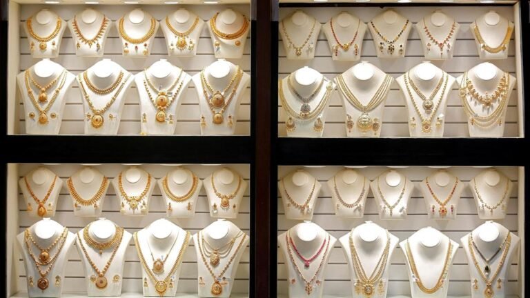 Gold trades at discounts in India for first time in nearly a month