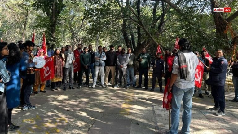 Class boycott of students against the expulsion of 5 student leaders in JNU, campus strike begins