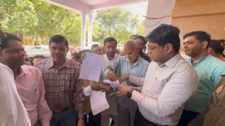 Mahoba News: Demonstration of Bharatiya Mazdoor Sangh at Collectorate, demand to increase minimum pension to Rs 7500