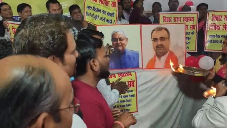 Unique protest in Patna, on Mahashivratri, employees performed puja-aarti of CM Nitish Kumar and Health Minister