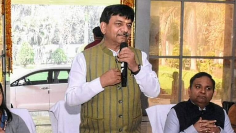 Muzaffarnagar News: Minister Kapil Dev reached among the teachers sitting on strike at midnight, got angry at BSA