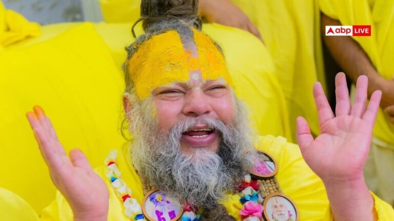 Vrindavan: Holi of Premanand Ji Maharaj is special, devotees get excited after listening to the kirtan.