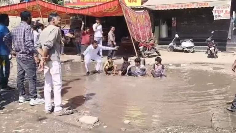 Uproar over waterlogging in Jodhpur’s Uday Mandir area, local people demonstrated like this