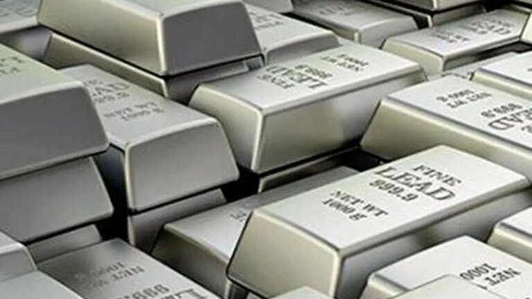 Silver futures rise 5% to ₹2.65 lakh per kg amid global tariff tensions