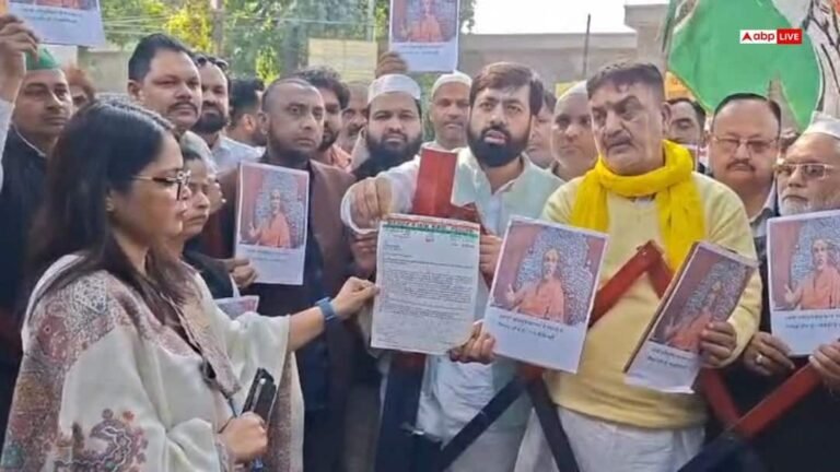 Moradabad News: Congress’s demonstration in support of Avimukteshwarananda, memorandum submitted to PM Modi