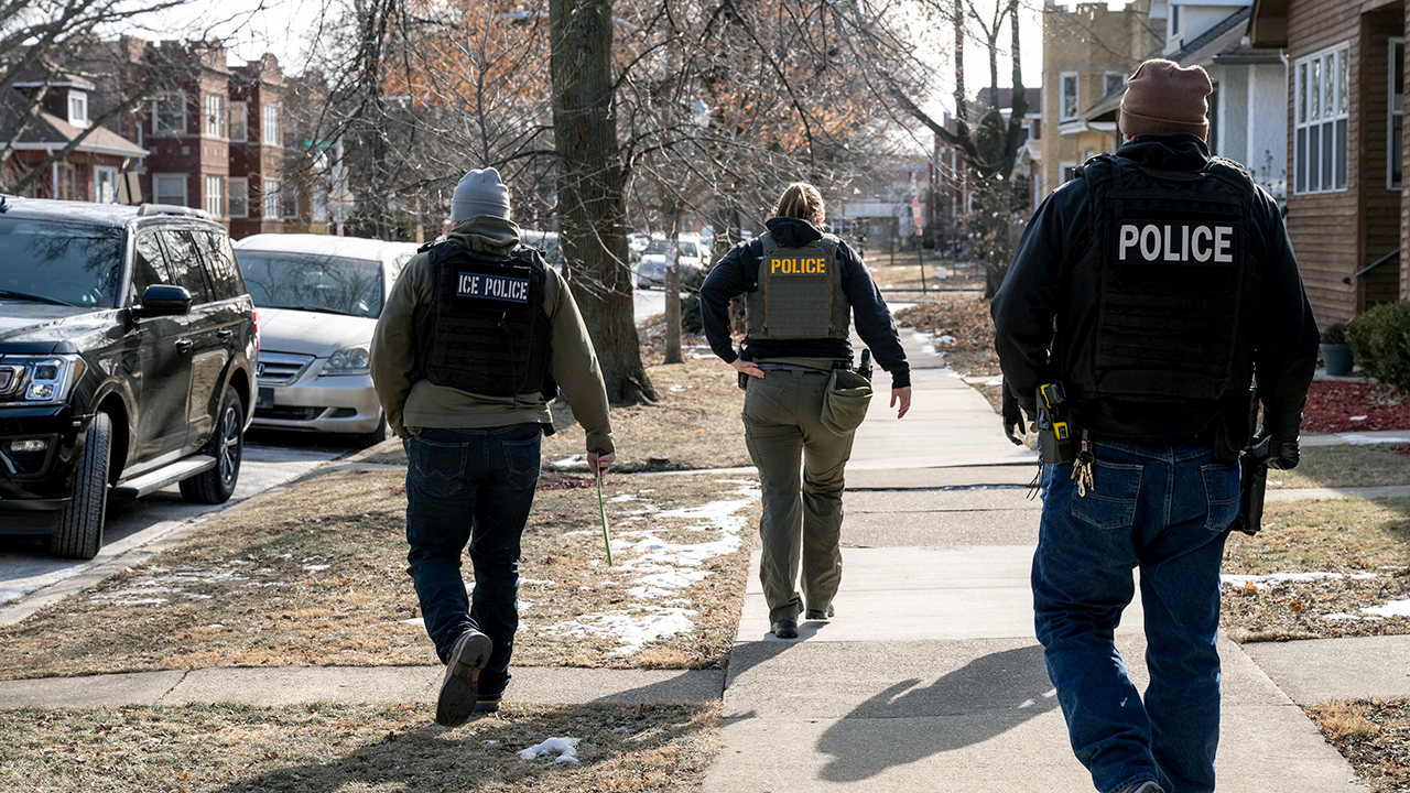 chicago-ice-officers-on-street.png