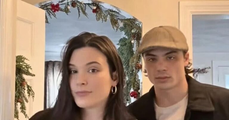 Couple bought a second hand house, were renovating the bathroom, found such a thing behind the wallpaper, shocked to see!