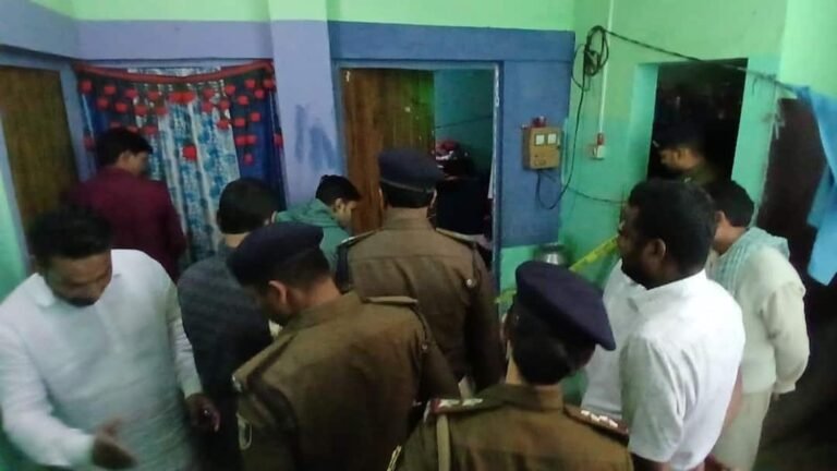 In Jamui, a man murdered his wife by slitting her throat, then reached the police station to surrender, the accused in custody.