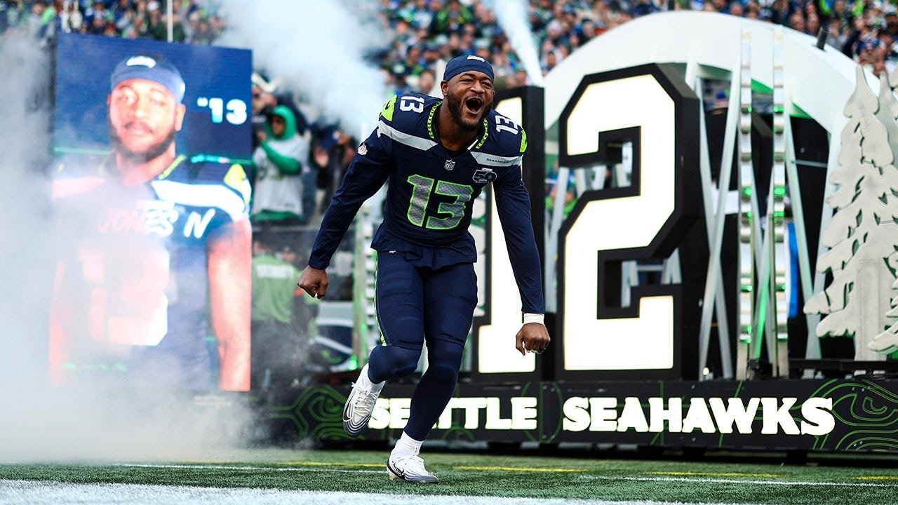 ernest-jones-seahawks-runs-out.jpg