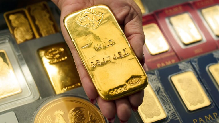 Why are gold prices soaring and the dollar in decline? | Business and Economy