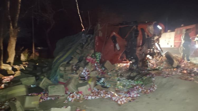 Agra: Horrific road accident on Agra-Fatehabad road, massive collision between canter and truck, both drivers dead – Horrific Road Accident On Agra Fatehabad Road Canter And Truck Collide Fiercely In Agra